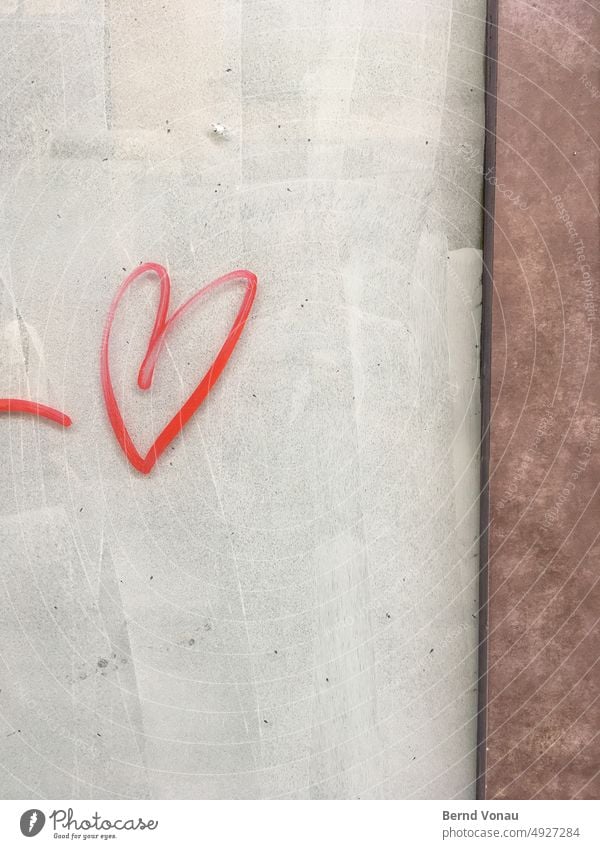 Herz auf Glas Ladengeschäft Leerstand geschlossen Graffiti Liebe spontan rot weiß Fassade braun Symbole & Metaphern Filzstift tagging schwungvoll Gefühle Stadt