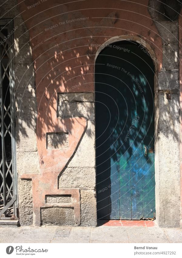 Alte Tür mit skulptureller Fassade im Sonnenschein Mittelmeer Spanien Urlaub Schlagschatten Sonnelicht blau braun Sommer Küste Ferien & Urlaub & Reisen