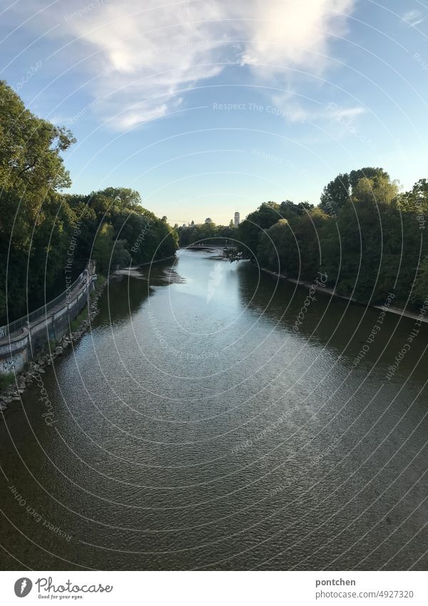München. . Blick von einer Brücke auf die Isar. münchen brücke sommer Fluss Wasser oben Gewässer Bayern Natur