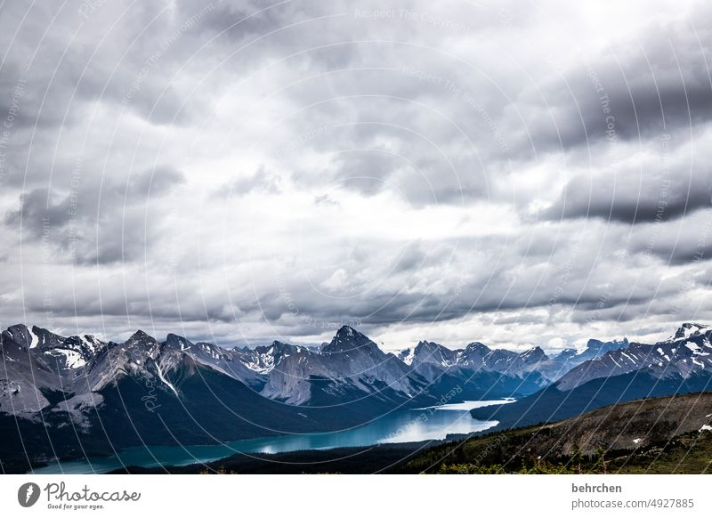 wolkenberge Maligne Lake Gletscher See Wetter Wolken beeindruckend hoch oben Rocky Mountains Fernweh Ferien & Urlaub & Reisen Freiheit Berge u. Gebirge Ferne