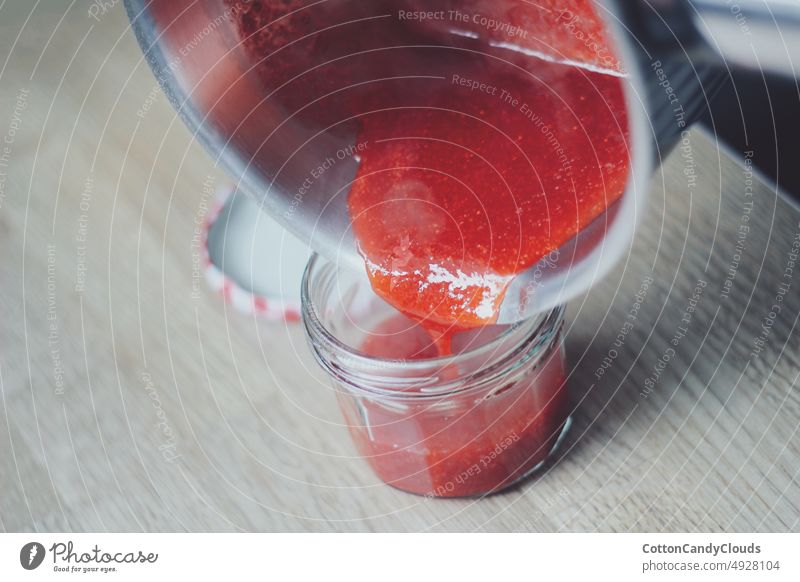 Selbstgemachte Marmelade wird in ein Glas gegossen selbstgemacht Frucht Gesundheit Gießen Vorbereitung Erdbeeren Gesunder Lebensstil häusliche Küche Nahaufnahme