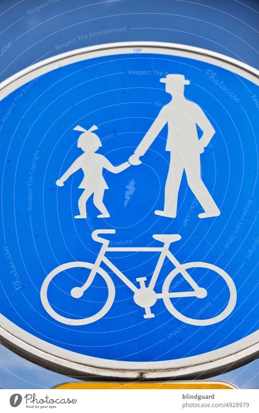 Wenn kleine Mädchen alten weißen Männern auf's Fahrrad helfen ... oder Pädophile im Schilderwald Verkehrsschild blau Fußgängerüberweg Schilder & Markierungen