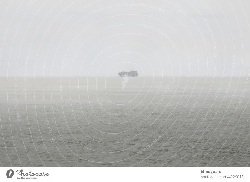 Wenn das Meer und der Himmel im Nebel verschmelzen Schiff Containerschiff Güterverkehr & Logistik Schifffahrt Außenaufnahme Handel Farbfoto Nordsee Wasser