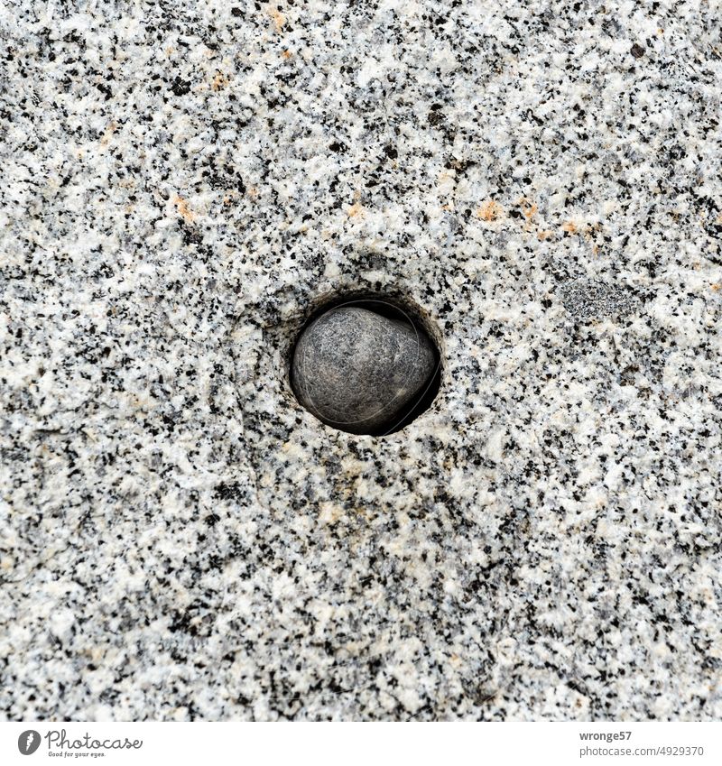 Das Runde steckt im Eckigen fest eckig feststecken eingeklemmt Stein Packwerk Küstenschutz Mole Außenaufnahme Farbfoto Menschenleer Ostsee