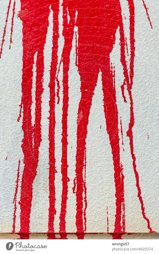 Farbanschlag mit roter Farbe rote Farbe Hauswand Sachbeschädigung Wand Fassade Außenaufnahme Farbfoto Menschenleer Gebäude Tag verlaufend Nahaufnahme