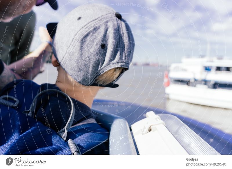 Mann zeigt Kind etwas am Horizont während Bootsfahrt Ausflug zeigen Aussehen Kindheit Außenaufnahme von hinten fremdartig Farbfoto Junge Schifffahrt