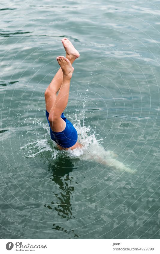 Kopfsprung ins kühle Nass See Wasser springen kopfüber Sommer Schwimmen & Baden Freude Erfrischung tauchen nass spritzen Beine Füße Körper Mensch eintauchen