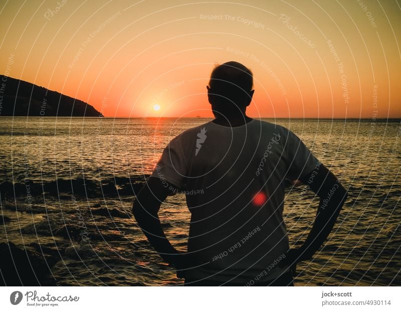 bezaubernder Sonnenaufgang am Mittelmeer erleben Sonnenlicht Gegenlicht Silhouette Erholung Küste authentisch Horizont Mann Schönes Wetter