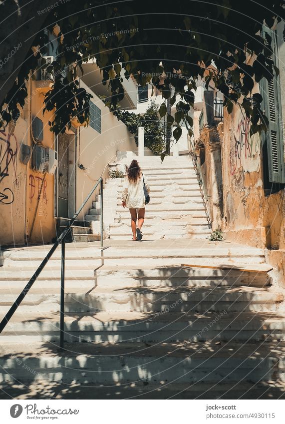 griechische Treppen und eine junge Frau Junge Frau Sommer Griechenland Crete Agios Nikolaos Ferien & Urlaub & Reisen Treppengeländer Sonnenlicht Schatten