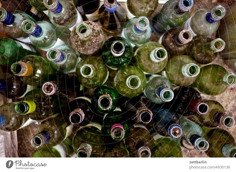 Leere Flaschen glas flaschen glasflaschen wein weinflaschen leer vogelperspektive draufsicht lager glaslager bewässerung wasserflaschen pfand pfandflaschen