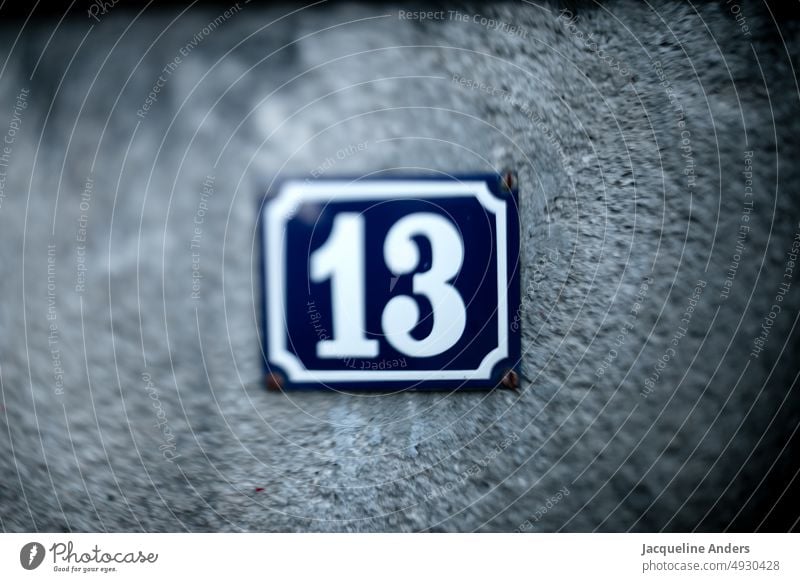 weiße Hausnummer 13 auf blauem Schild in Freelens Schilder & Markierungen freelens Zeichen Ziffern & Zahlen Wand Außenaufnahme Farbfoto Nummer Fassade