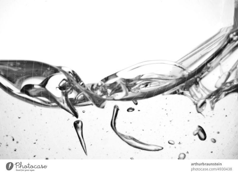 Ölige Flüssigkeit in Aquarium vor weißem Hintergrund in schwarz-weiß ölig Flüssigkeiten flüssig Wasser wässrig Nahaufnahme Strukturen & Formen Muster