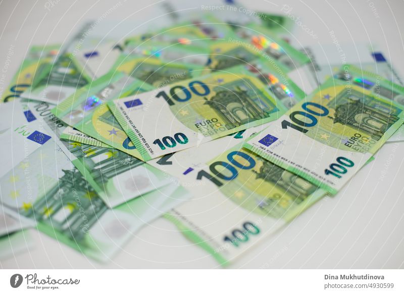 Stapel grüner 100 (einhundert) Euro-Banknoten in Großaufnahme. Inflation in der Europäischen Union Konzept. Geld auf weißer Oberfläche isoliert. Stapel von hundert Euro-Noten. Barzahlungen Konzept.
