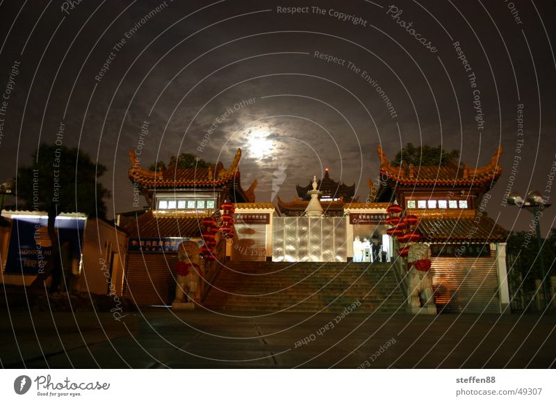 Mond hinter Wolken Eingang Tempel China geschlossen dunkel Licht Treppe