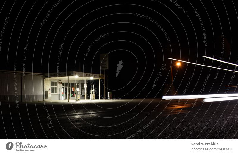 eine leerstehende Tankstelle auf dem Land bei Nacht mit Lichtspuren von Autos Nachtaufnahme Sandra Prebble Garage Südland Zapfsäule unbesetzt Unbewohnt einsam