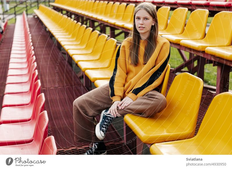 Porträt eines charmanten Mädchens, das in der Pause auf der Schultribüne sitzt Schule Teenager Tribüne Sitzen Stadion Schüler studierend Universität Gymnasium