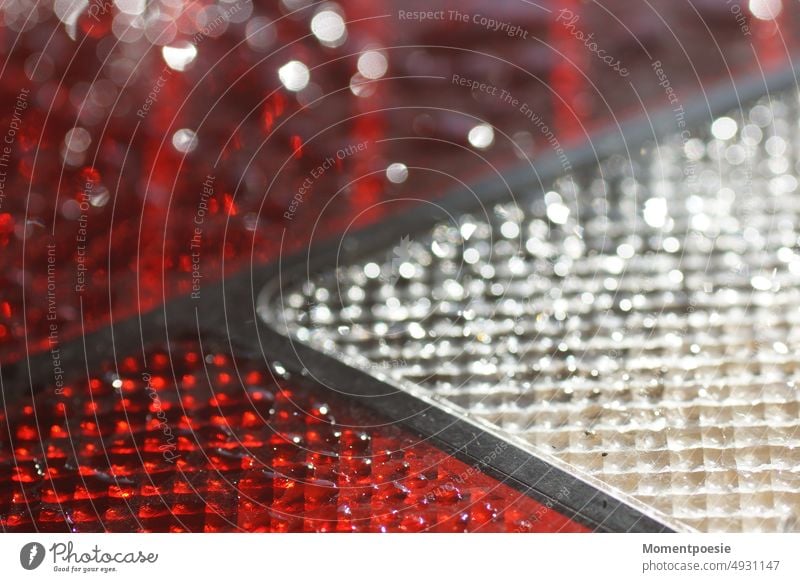 weiß rote Oberfläche Fläche abstrakter Hintergrund nah Kontrast Farbkontrast Autolicht Regentropfen Makroaufnahme Tropfen Nahaufnahme nass Wassertropfen feucht