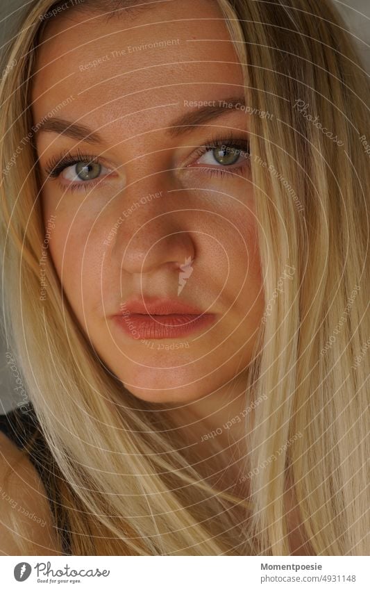 junge blonde Frau langes Haar schön Erwachsene natürlich langhaarig Junge Frau Gesicht Haare & Frisuren 18-30 Jahre Jugendliche feminin Blick Porträt