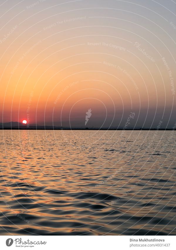 Schöner Sonnenuntergang über dem See, Blick von einem Boot aus. Sonnenuntergang über den Bergen. Plätschern auf dem Wasser. im Freien Gipfel wandern Freizeit