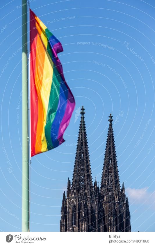 Regenbogenfahne vor dem Kölner Dom am CSD, Christopher Street day regenbogenfarben LGBTQI Homosexualität queer Gleichstellung Regenbogenflagge Toleranz Liebe