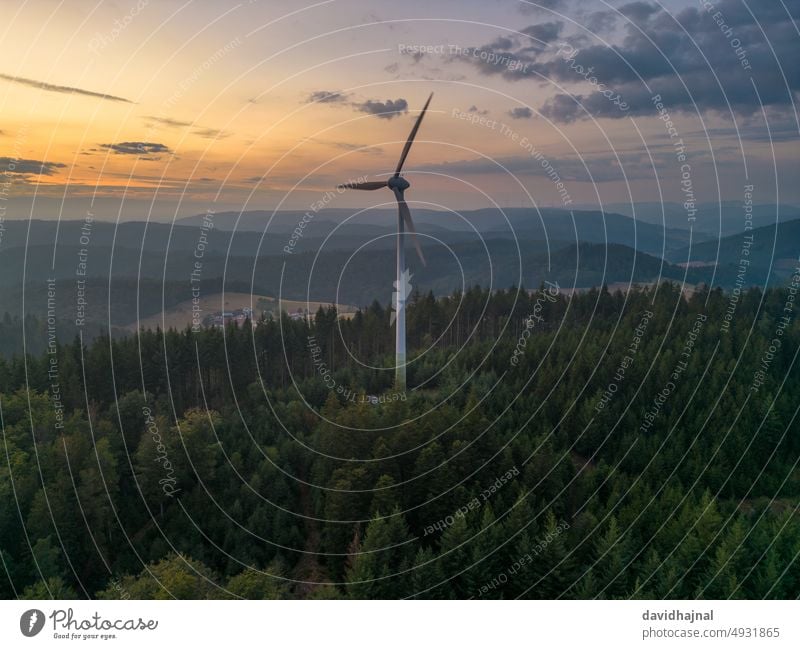 Luftaufnahme einer Windkraftanlage im Schwarzwald bei Freiamt. Bauernhof ländlich Pflanze Morgen natürlich blau Ackerbau Turbine Kraftwerk Sonnenaufgang Feld