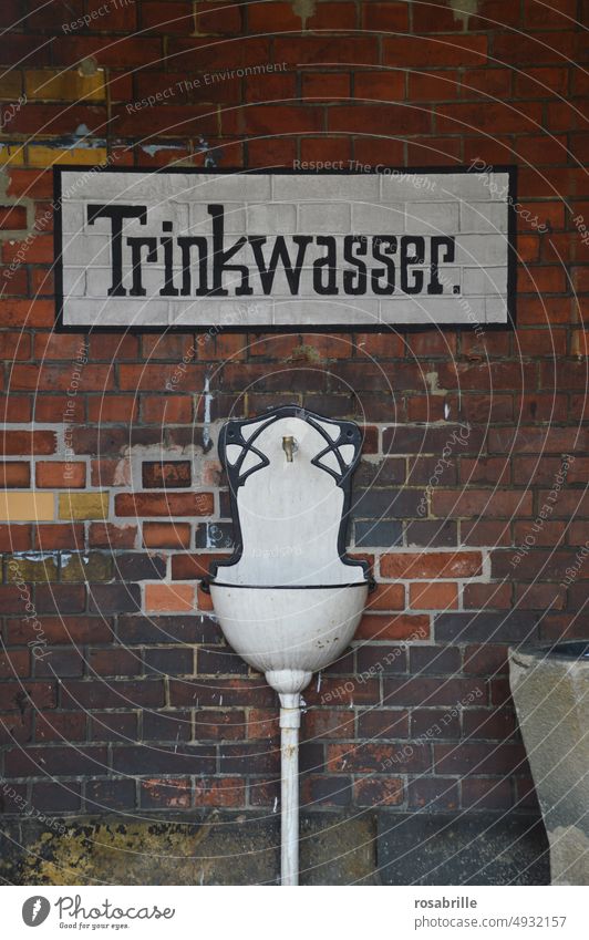 Feine Gesellschaft | Trinkwasserbrunnen Wasser alt Email außen fein edel Schild Text Hinweis Einladung Durst trinken Wand antik altertümlich ursprünglich Becken