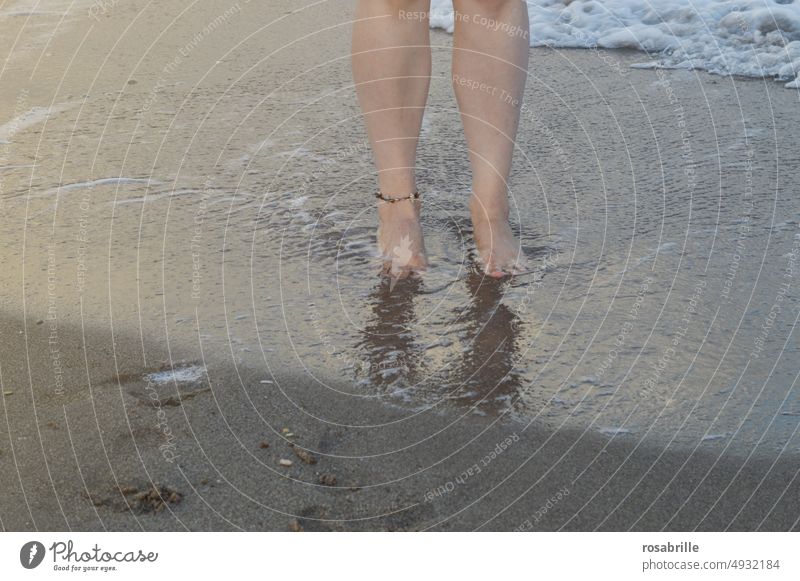 Was kommt was bleibt? | Ebbe und Flut Füße Strand Meer Sand Urlaub Wasser baden stehen umspült eingesunken nass Frau Mädchen Gischt Schaum spülen weich