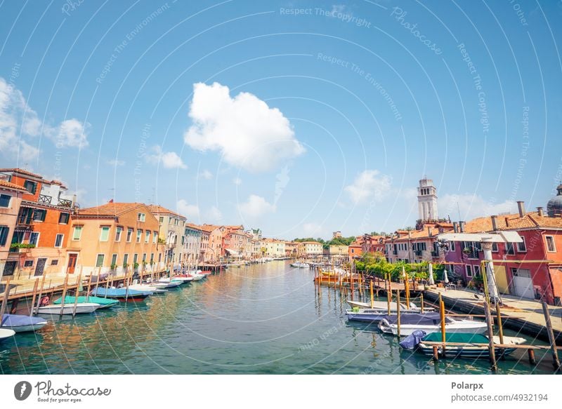 Fischerboote auf dem Wasser in Venedig sonnig beleuchtet Turm redaktionell Verkehr Menschen Transport Gondeln Touristen Gebäude Ansicht adriatisch Himmel Brücke