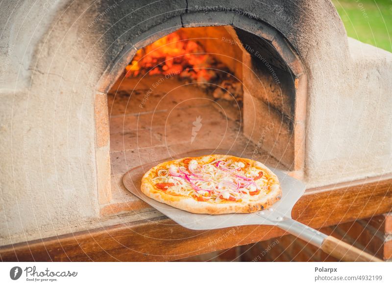 Leckere Pizza aus einem heißen Steinofen im Freien Herd Italienische Küche Holzfeuer Gebäck neapolitanische Pizza Kalorie margherita hungrig Drehschaufel