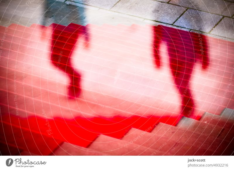 gemeinsam auf dem roten Teppich aufwärts gehen Treppe Roter Teppich defokussiert Silhouette komplex Phantasie Surrealismus Reaktionen u. Effekte Person