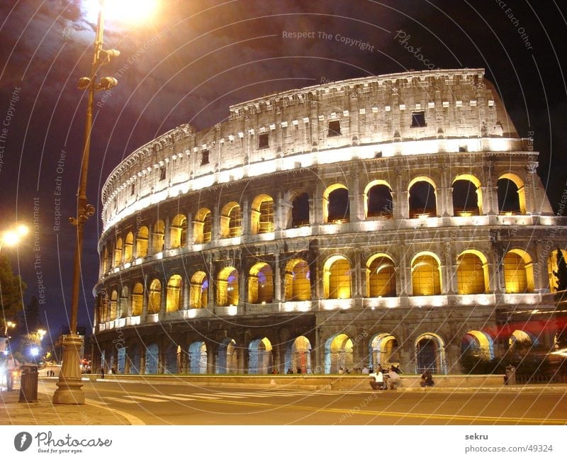 kolossal Kolosseum Rom Nacht Beleuchtung Langzeitbelichtung dunkel Italien historisch Gebäude Ruine Abend beeindruckend Macht Lampe Straßenbeleuchtung Wolken