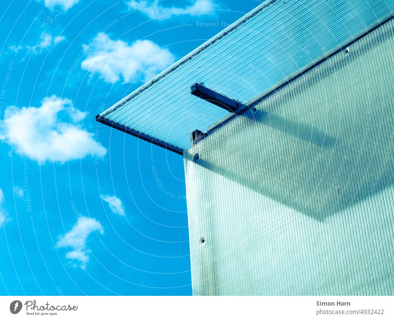 Dachüberstand unterblauem Himmel Strukturen & Formen Wolken Ecke Geometrie Vordach Menschenhand abstrakt Lichtbrechung Konstruktion Linie eckig Kontrast
