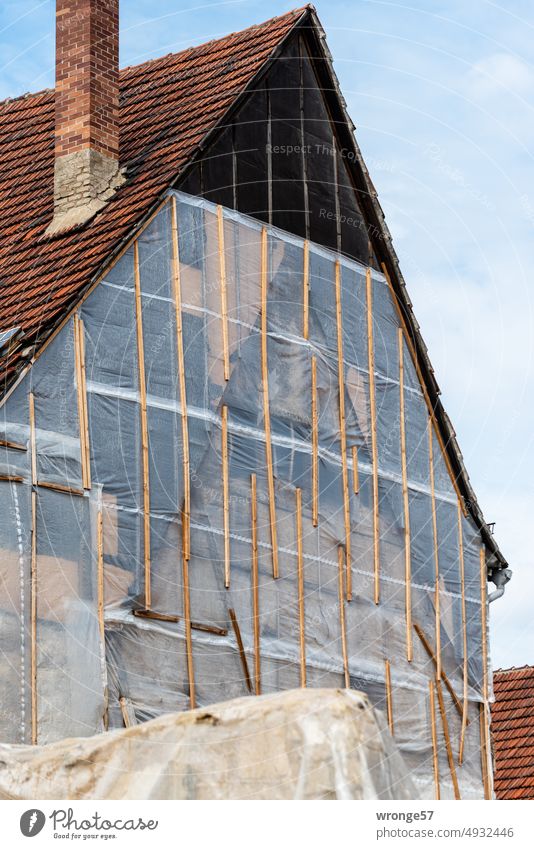 Das offene Haus Giebel Giebelseite alt Altbau Rekonstruktion Renovieren Bauwerk Bauwerkssicherung Schutzplanen Wetterschutz Gebäude Architektur Wand
