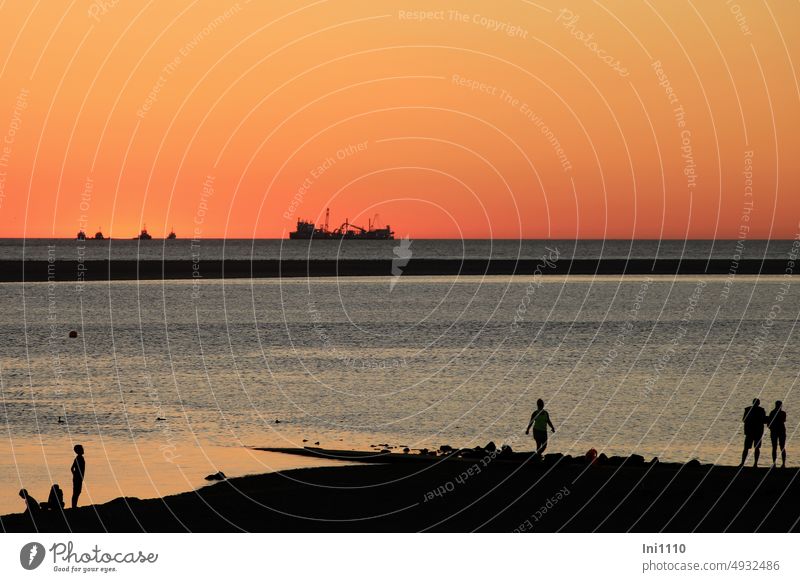 Sonnenuntergang Sommer Nordsee Meer Wasser Urlaub Borkum Insel Abendhimmel Erlebnis Naturschönheit Naturschauspiel malerisch rotes Licht Farben Wärme Tagesende