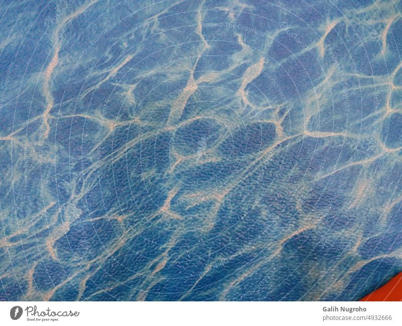 Schöne und frische Wasseroberfläche Blauer Hintergrund winken liquide blau übersichtlich abstrakt Oberfläche Natur Schönheit Sauberkeit Rippeln nass