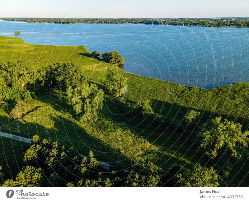 Natürliche Aussicht entlang des Fox River Uferlinie sonnig Fuchsenbach Natur Wasser Tag See Hintergrund Sommer Dröhnen mittelwesten usa Drohnen-Perspektive