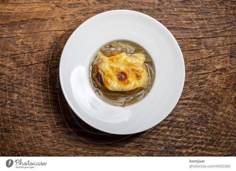 Französische Zwiebelsuppe auf Holz aufsicht Suppe Löffel Vorspeise Küche Knoblauch Ernährung lecker Gericht überbacken Toast köstlich hausgemacht Gourmet