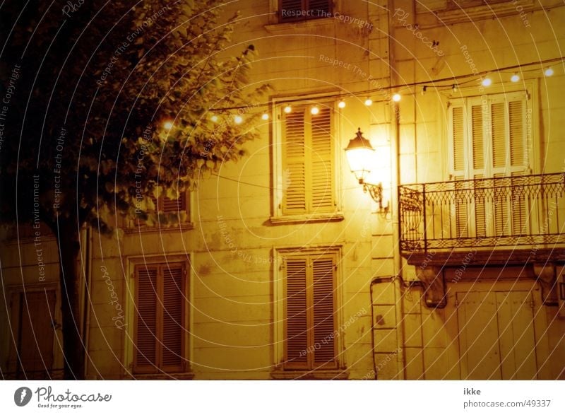 Provence Light Laterne Nacht Lichterkette Balkon Haus Lampe Nachtaufnahme Fenster Fensterladen Fassade Geländer Außenbeleuchtung gelb schlafen ruhig Mitternacht