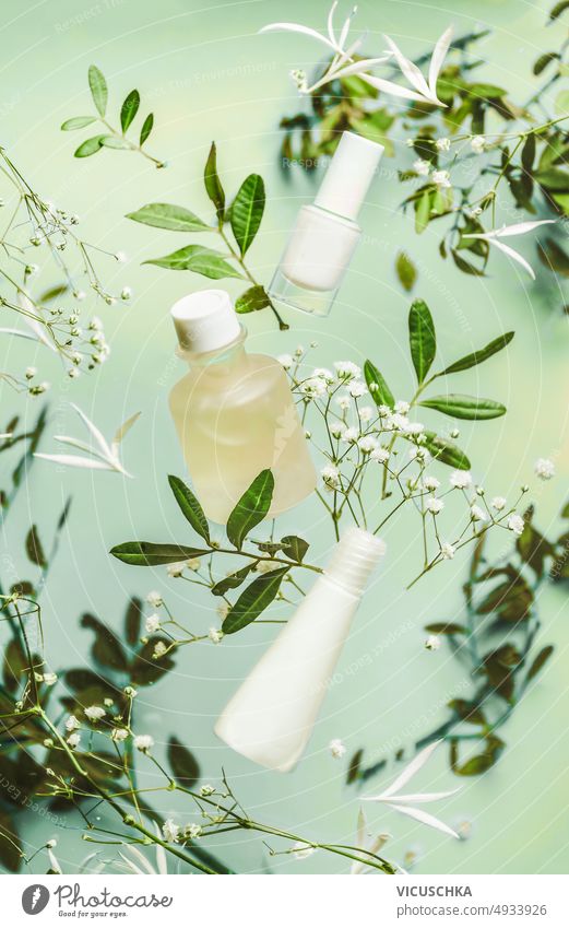 Grüne Kräuter-Kosmetikflasche mit grünen Blättern. Kräuterbuch Kosmetikartikel Flasche grüne Blätter Gesundheit Hautpflege Dermatologie Gesichtsbehandlung