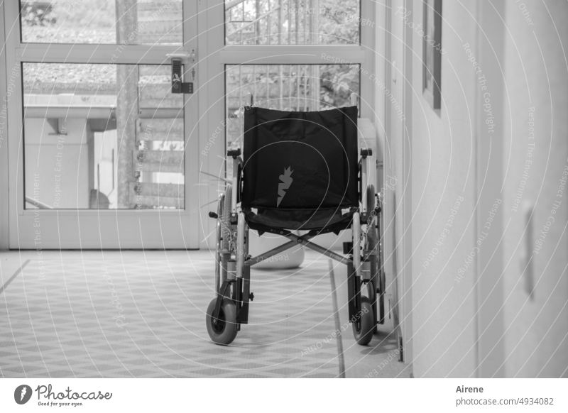 Surge et ambula! oder "Wunder gibt es immer wieder." Rollstuhl Mobilität Gesundheit Rollstuhl fahren Einsamkeit Hilfsbedürftig Alter Menschenleer schwarz grau