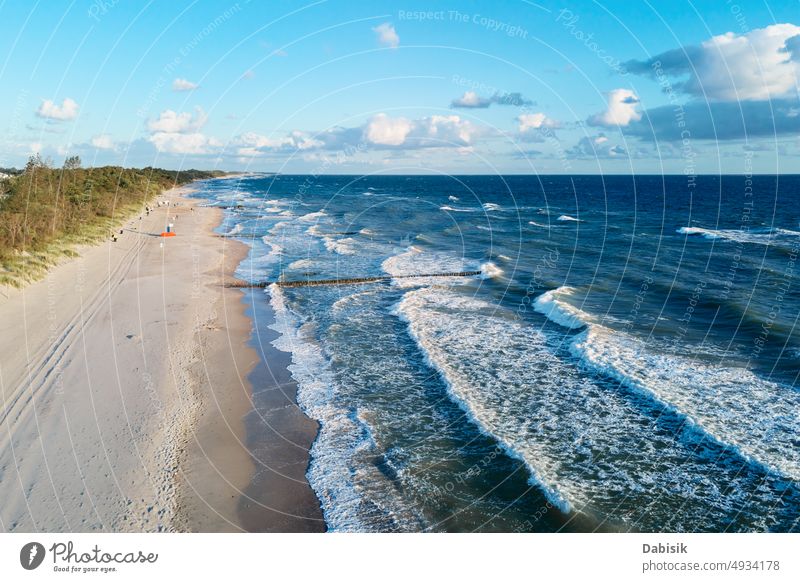 Drohnenansicht der Meeresküste mit Sandstrand MEER blau Strand Wellen Polen baltisch Park Küste Küstenlinie Feiertag Hintergrund Bucht Antenne Norden sandig