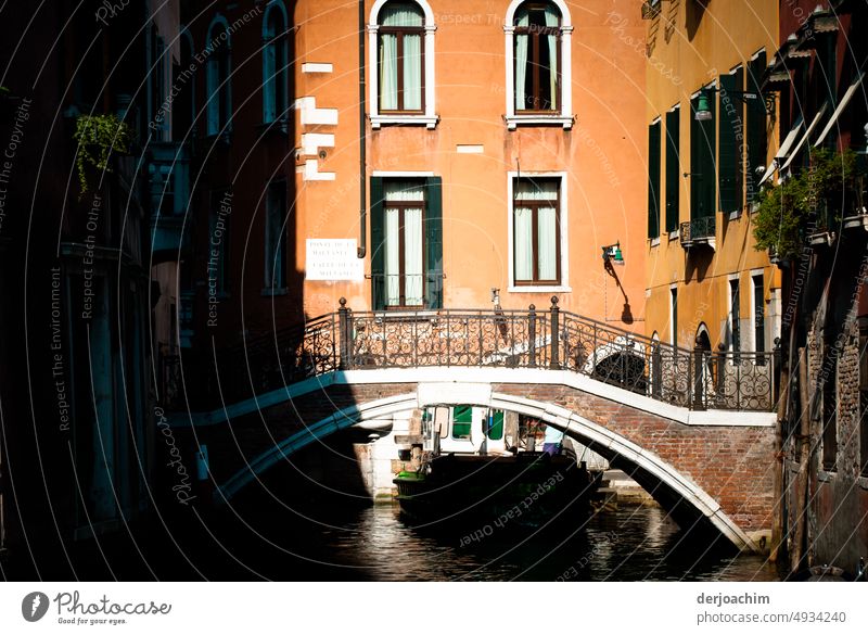 Kleine Brücke in  den Kanälen  von Venedig,  halb  im Sonnenschein. Im Hintergrund eine Hausfront. Brücke über Wasser Tag Architektur Bauwerk Stadtzentrum