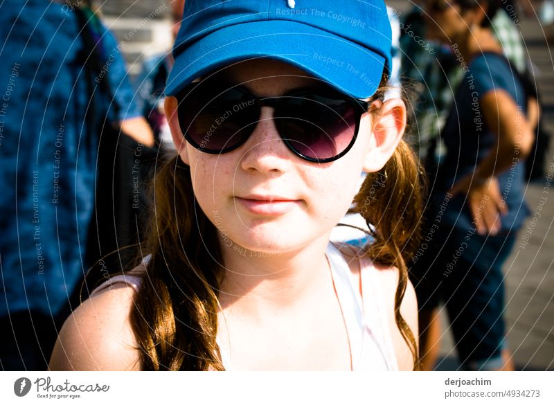 Der richtige  lässige  coole Sonnenschutz im Sommer. Sonnenbrille und Mütze. Sonnenbrille aufsetzen Porträt Freude Schutz Farbfoto Mensch Außenaufnahme Tag