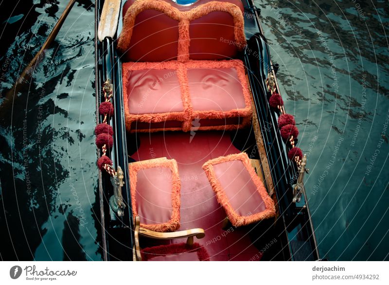 Bitte Platz nehmen.  Eine Gondel Fahrt in einer  der Lagune von Venedig. Gondel (Boot) Außenaufnahme Kanal Wasserfahrzeug Bootsfahrt Farbfoto Italien Tag