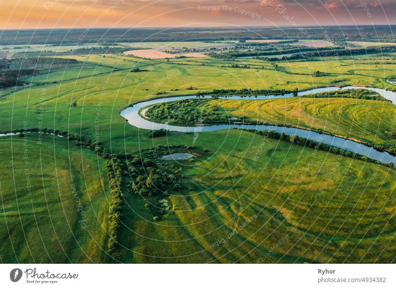 Weißrussland. Aerial View of Green Wald, Wiese und Flusslandschaft in sonnigen Abend. Top View of European Nature From High Attitude In Summer Sunrise. Vogelperspektive