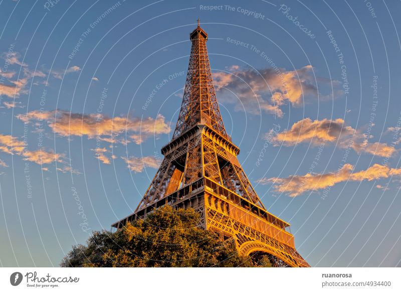 Bild des Eiffelturms von unten, aus der Froschperspektive, gegen den blauen Himmel und das Abendlicht über ihm Tour d'Eiffel Paris Frankreich Stadtbild berühmt