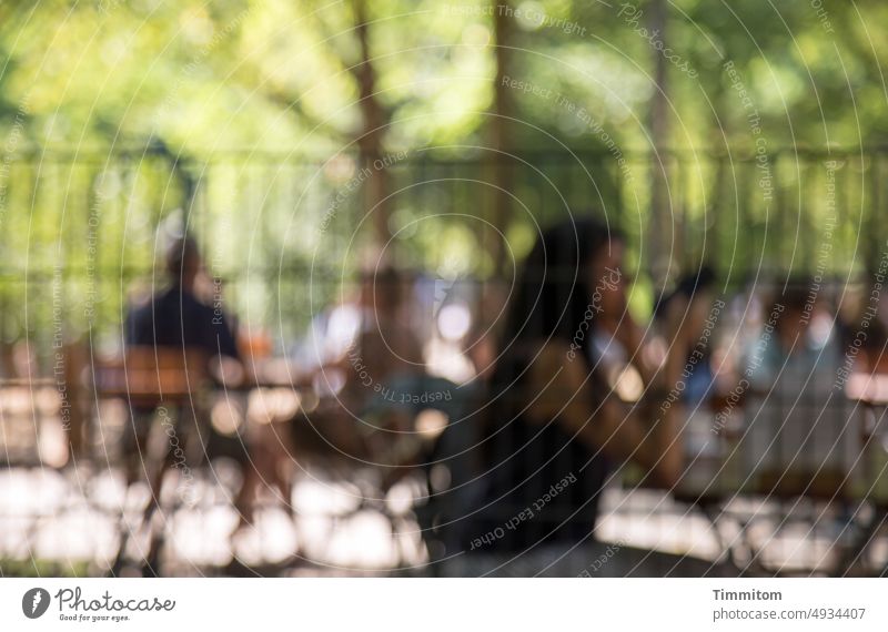 Sommer in der Stadt Park Freizeit sitzen im Freien Lifestyle sich[Akk] entspannen Erholung Menschen Unschärfe warm Treffpunkt Bäume