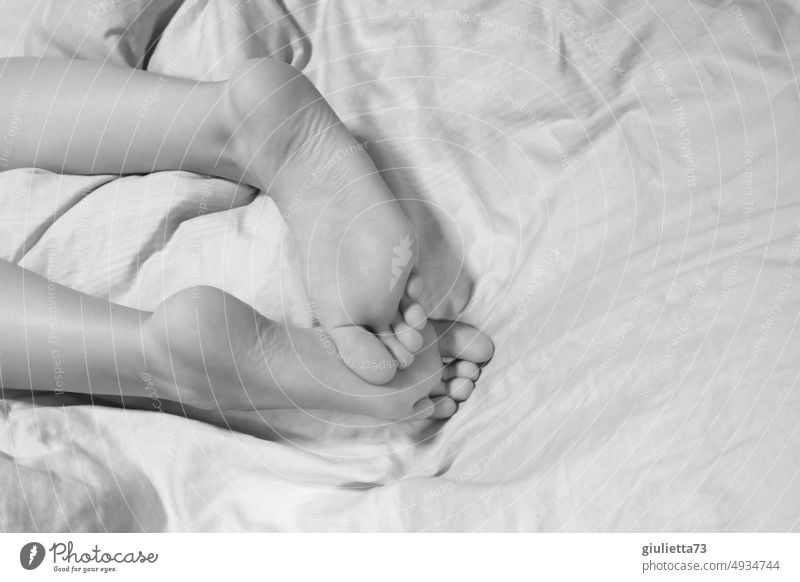 Tatort | Bett | Wem gehören diese nackten Frauenfüße? fuesse Bettlaken Fußsohlen Fußfetischismus sexy Nackte Haut nackte Füße Barfuß Zehen feminin Erholung