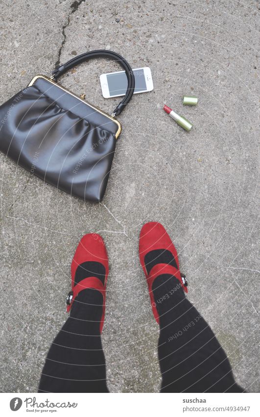 frau steht vor heruntergefallener handtasche nebst herausgepurzeltem inhalt Frau Beine weiblich Füße Damenschuhe feminin tussihaft damenhaft Handtasche Inhalt