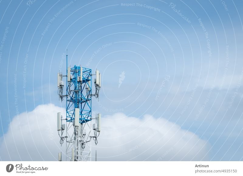 Rundfunk Antenne im Wald, Radio Telekommunikation Mast TV-Antennen, blauer  Himmel, Radioantenne - ein lizenzfreies Stock Foto von Photocase